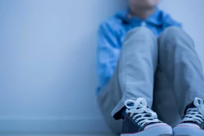 Dez homens são indiciados por drogar e estuprar menino de 5 anos na França