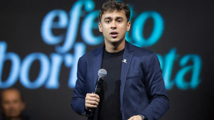 Nikolas Ferreira compartilha vídeo que atribui queda de raio em ato político à