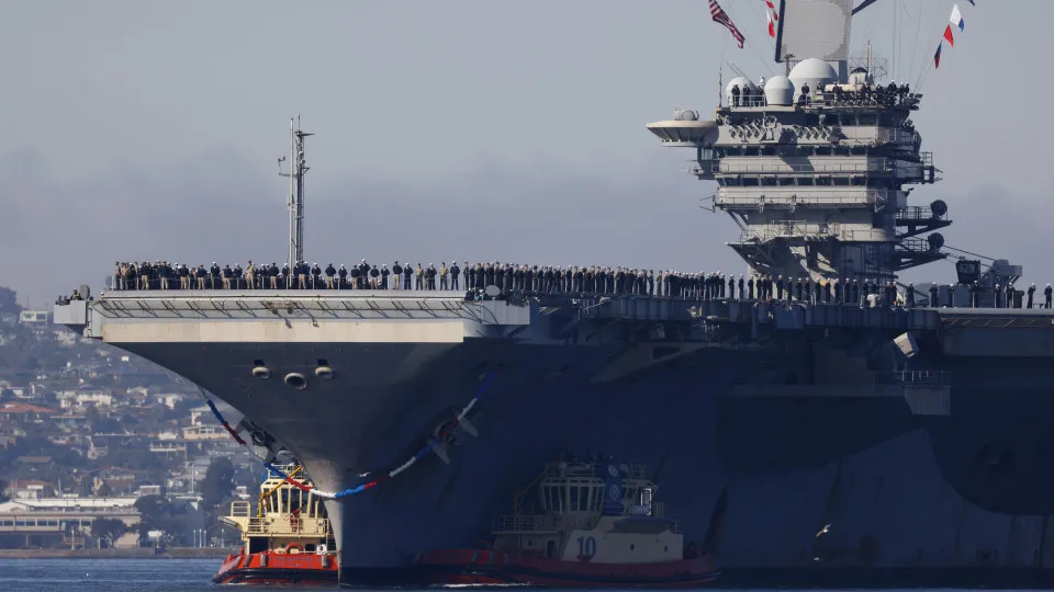 EUA abatem drone do Irã perto de porta-aviões, e petroleiro é perseguido