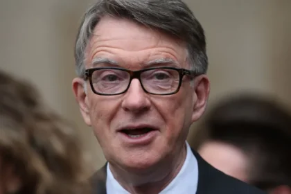 Parlamentar britânico renuncia após vazamento de documentos do caso Epstein