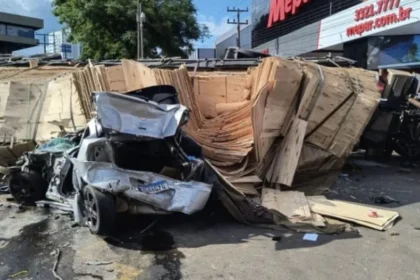 Caminhão desgovernado atinge oito veículos em avenida de SC