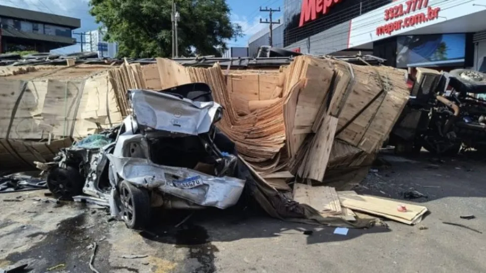 Caminhão desgovernado atinge oito veículos em avenida de SC