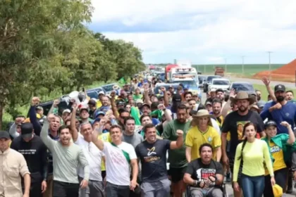 Caminhada de Nikolas tem mutirão de selfies e atrai políticos em busca visibilidade