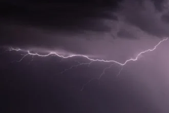 Homem morre após ser atingido por raio em praia do RS