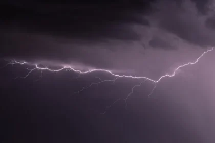 Homem morre após ser atingido por raio em praia do RS