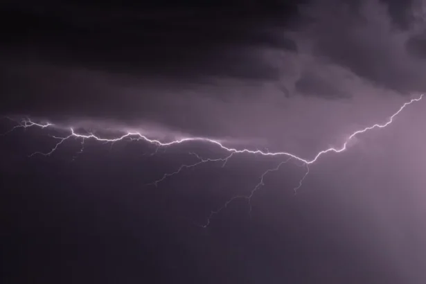 Homem morre após ser atingido por raio em praia do RS