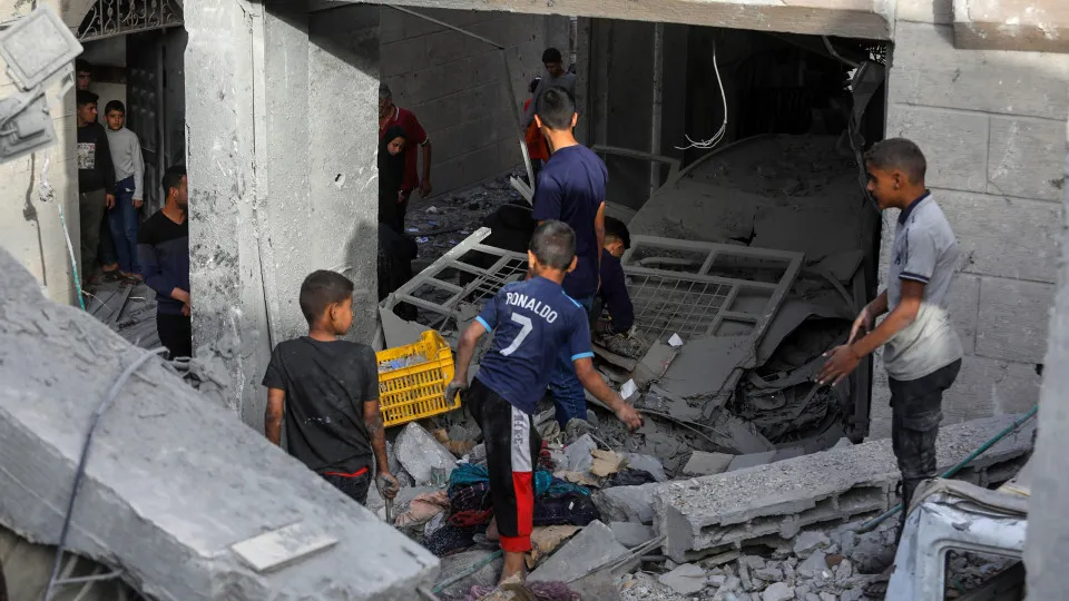 Palestinos recebem reabertura de Rafah com sentimentos mistos após mais de 2 anos de guerra