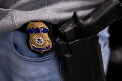 Site aponta quem são agentes mascarados que mataram homem em Minneapolis