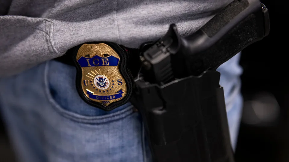 Site aponta quem são agentes mascarados que mataram homem em Minneapolis