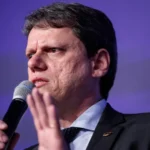 Tarcísio expõe incômodo com Flávio e irrita aliados de Bolsonaro ao cancelar visita na Papudinha