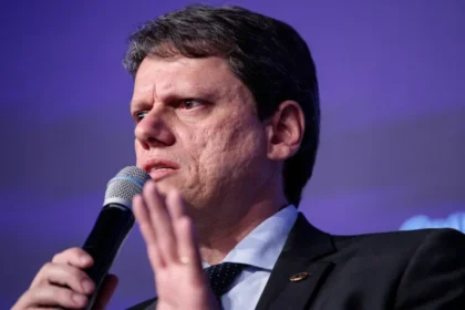 Tarcísio expõe incômodo com Flávio e irrita aliados de Bolsonaro ao cancelar visita na Papudinha