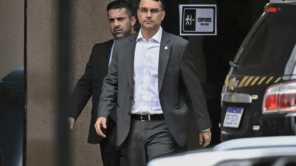 Flávio embarca para Israel em busca de alianças internacionais