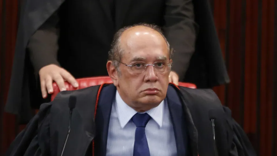 Gilmar Mendes nega habeas corpus com pedido de prisão domiciliar para Bolsonaro