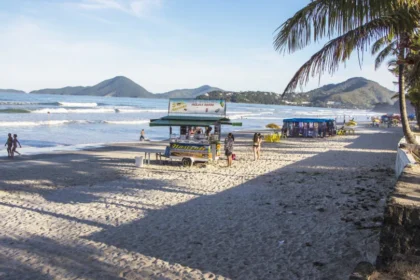 Barracas não podem exigir consumação mínima; entenda a lei e veja regras nas praias de SP