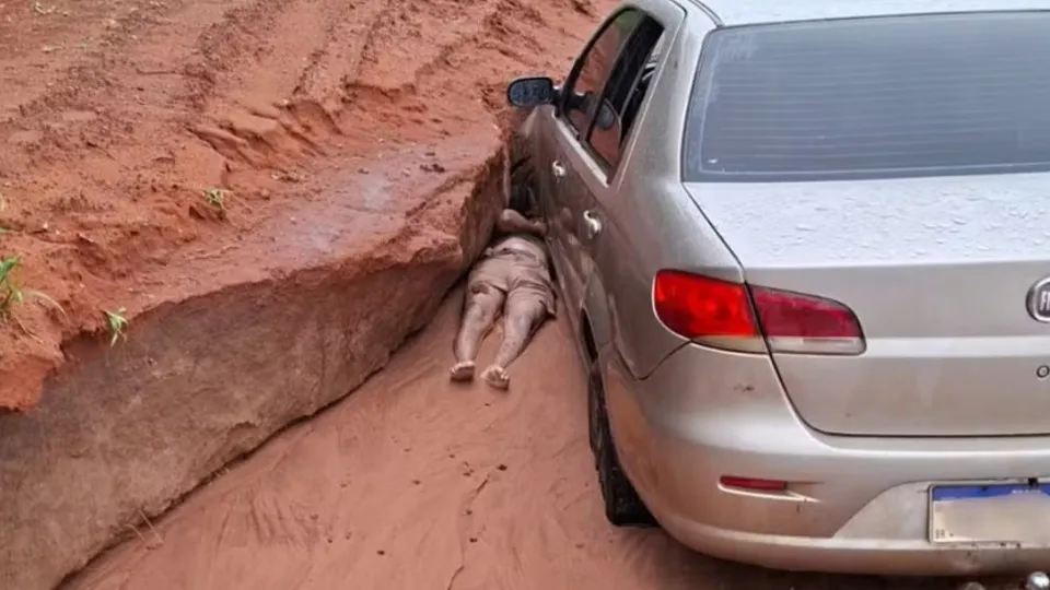 Homem que ficou com cabeça atolada na roda do carro morre após resgate