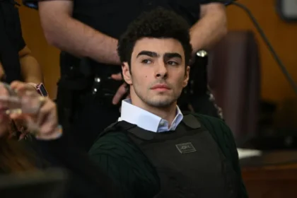 Homem finge ser do FBI para soltar Mangione e faz ameaça com garfo