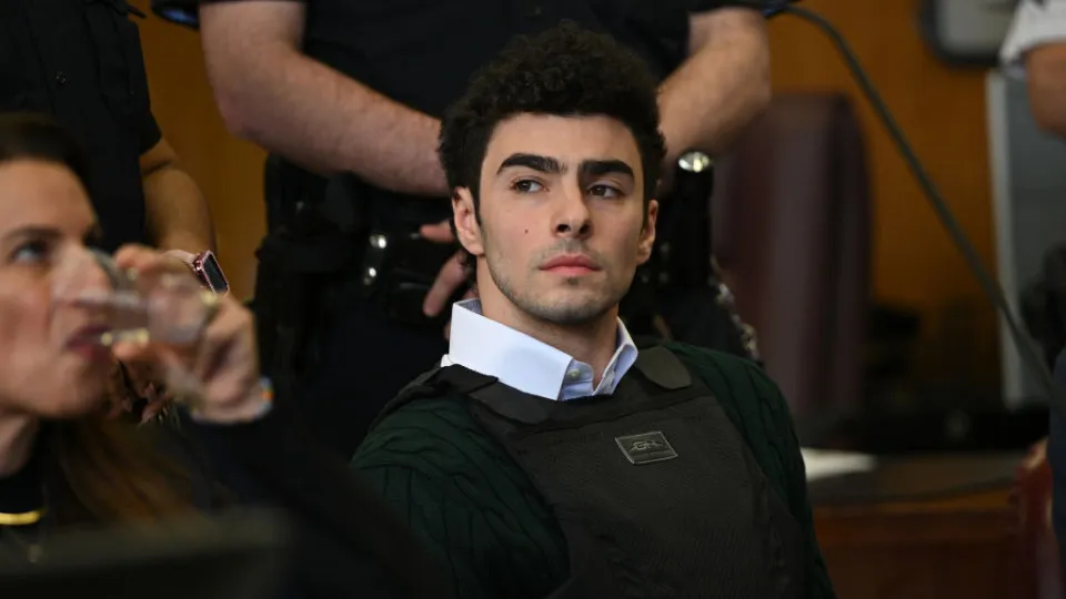 Homem finge ser do FBI para soltar Mangione e faz ameaça com garfo