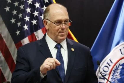 Não queremos ninguém morto, mas democratas devem colaborar, diz enviado de Trump a Minneapolis