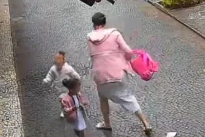 Mãe derruba própria filha no chão após lhe dar tapas na cabeça; vídeo