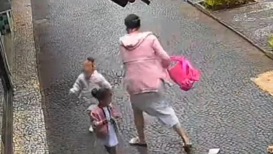 Mãe derruba própria filha no chão após lhe dar tapas na cabeça; vídeo