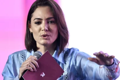 Michelle se reúne com Gilmar Mendes e pede prisão domiciliar para Bolsonaro