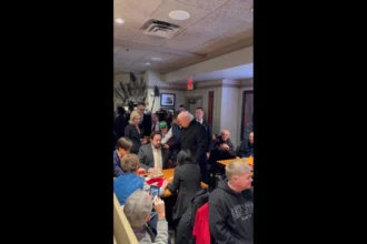 Trump visita restaurante e cidadão pergunta: