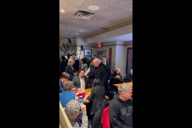 Trump visita restaurante e cidadão pergunta: