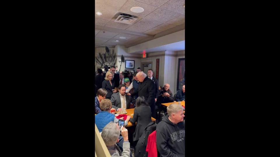 Trump visita restaurante e cidadão pergunta: