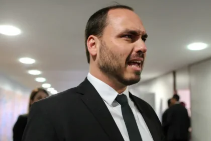 Carlos Bolsonaro mira Tarcísio e ironiza discurso de