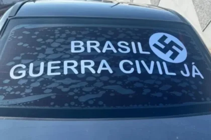Homem é preso em SC após circular com adesivo de suástica nazista em carro