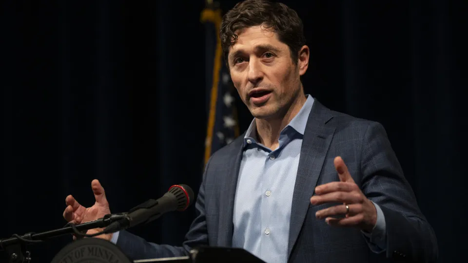 Trump diz que prefeito de Minneapolis viola a lei e está