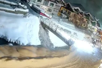 Avalanche ‘engole’ zona turística na Caxemira; veja o vídeo
