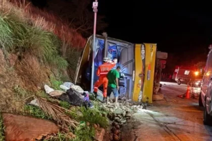 Acidente com ônibus clandestino em Minas Gerais deixa cinco pessoas mortas, incluindo um bebê
