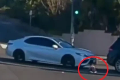 Mãe é presa após bebê cair de carro em movimento na Califórnia; veja