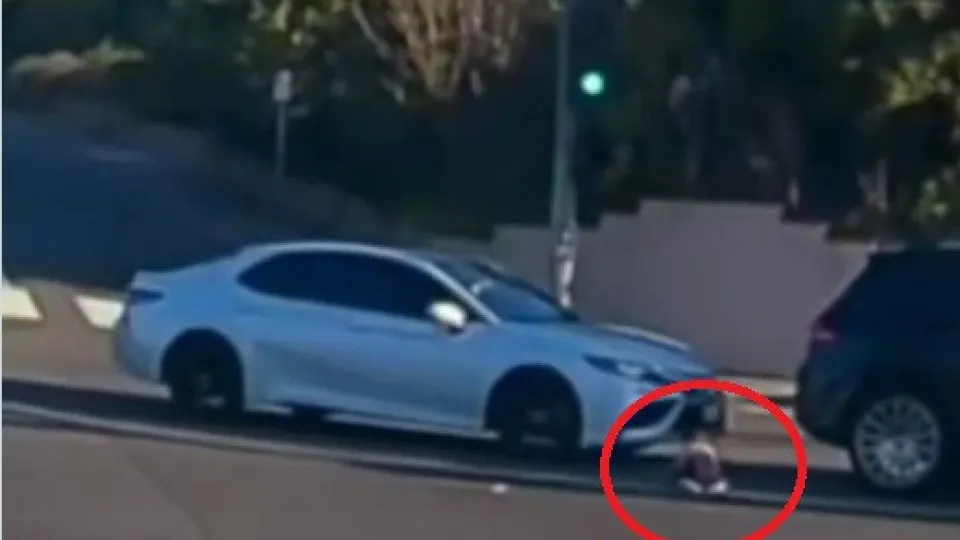 Mãe é presa após bebê cair de carro em movimento na Califórnia; veja