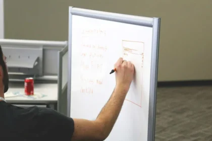 Lula aumenta salário de professores acima da inflação; veja valor