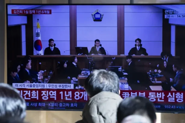 Ex-primeira-dama sul-coreana condenada a 20 meses de prisão por corrupção