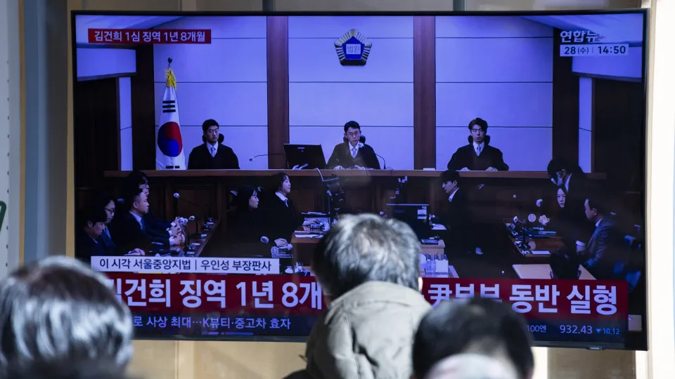 Ex-primeira-dama sul-coreana condenada a 20 meses de prisão por corrupção