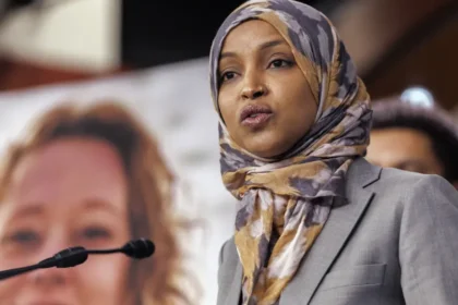 Deputada imigrante é atingida por líquido durante discurso em Minneapolis