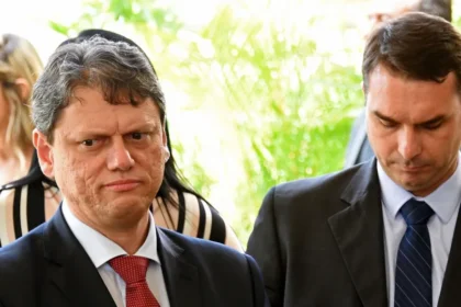 Bolsonaristas reclamam de apoio envergonhado de Tarcísio à pré-campanha de Flávio à Presidência