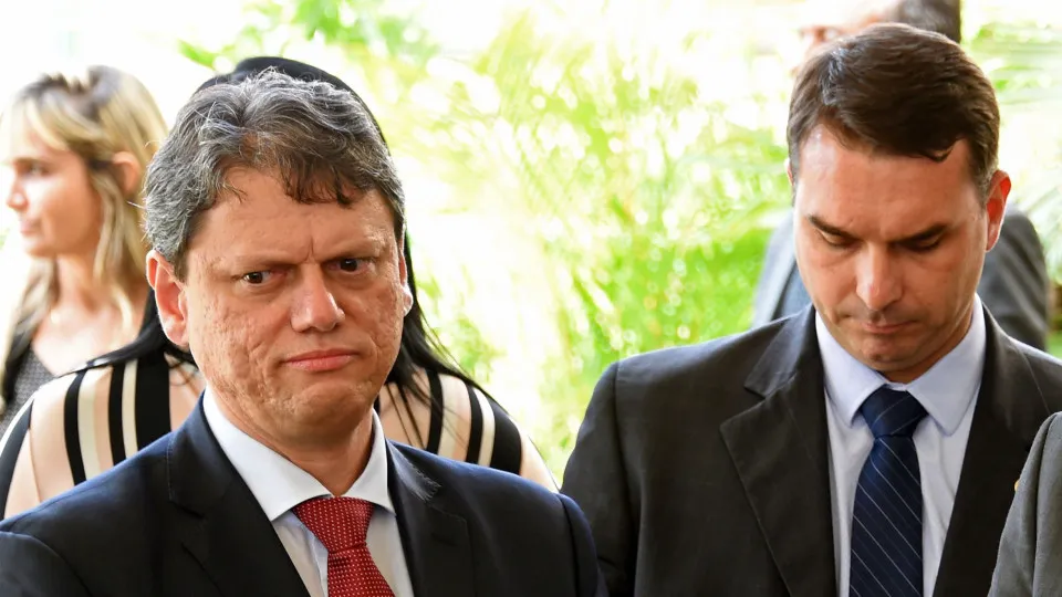 Bolsonaristas reclamam de apoio envergonhado de Tarcísio à pré-campanha de Flávio à Presidência