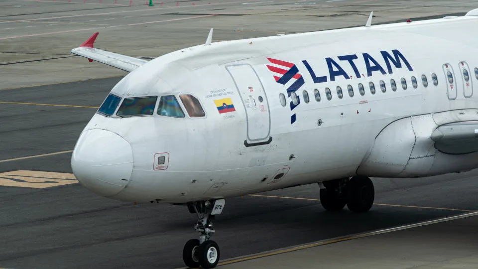 Avião da Latam com destino a Lisboa aborta decolagem no Aeroporto de Guarulhos