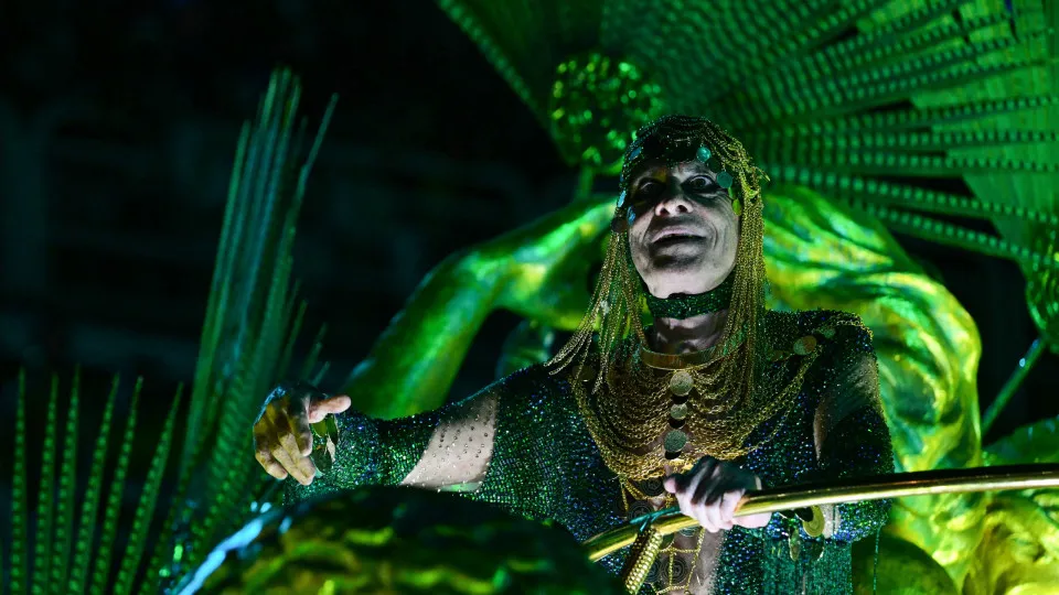 No Rio, 1ª noite de desfiles tem homenagem a Lula, Ney Matogrosso e tradições afro-indígenas