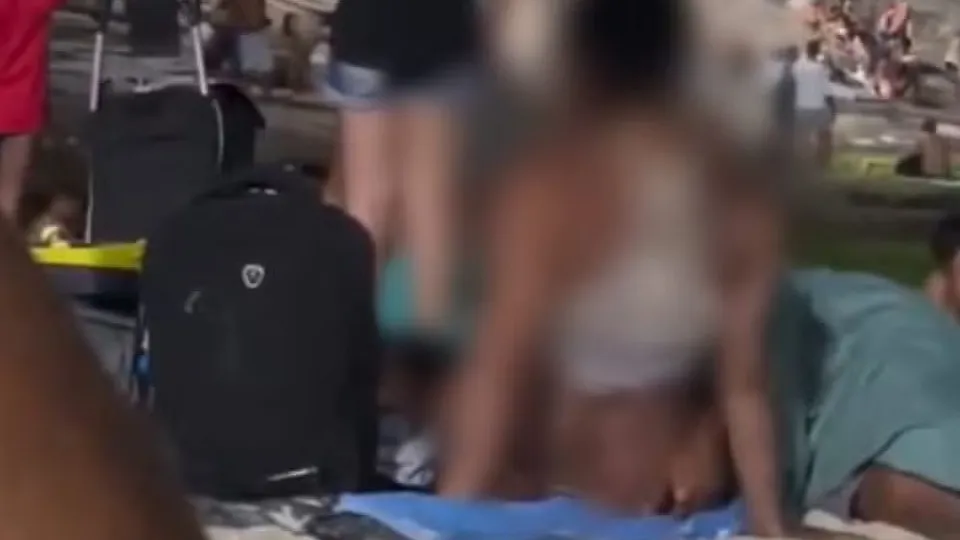 Casal é abordado pela PM durante ato sexual em praia no RJ; veja