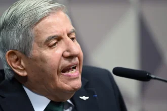 Moraes autoriza notificação pessoal de Augusto Heleno pela Comissão de Ética da Presidência