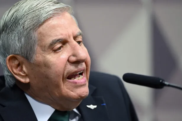 Moraes autoriza notificação pessoal de Augusto Heleno pela Comissão de Ética da Presidência