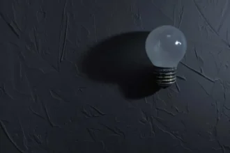 Mais de 50 mil imóveis permanecem sem energia em SP; chuva causa estragos na capital e litoral