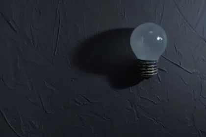 Mais de 50 mil imóveis permanecem sem energia em SP; chuva causa estragos na capital e litoral