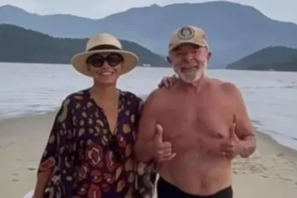 Lula posta foto com Janja na praia e detalhe chama à atenção; veja