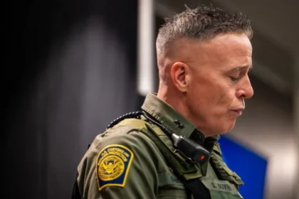 Chefe anti-imigração de Trump deixa Minneapolis após morte enfermeiro